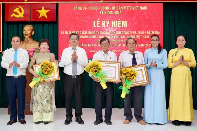 Đồng chí Nguyễn Phước Lộc trao Huy hiệu Đảng đến các đảng viên. (Ảnh: SGGP)