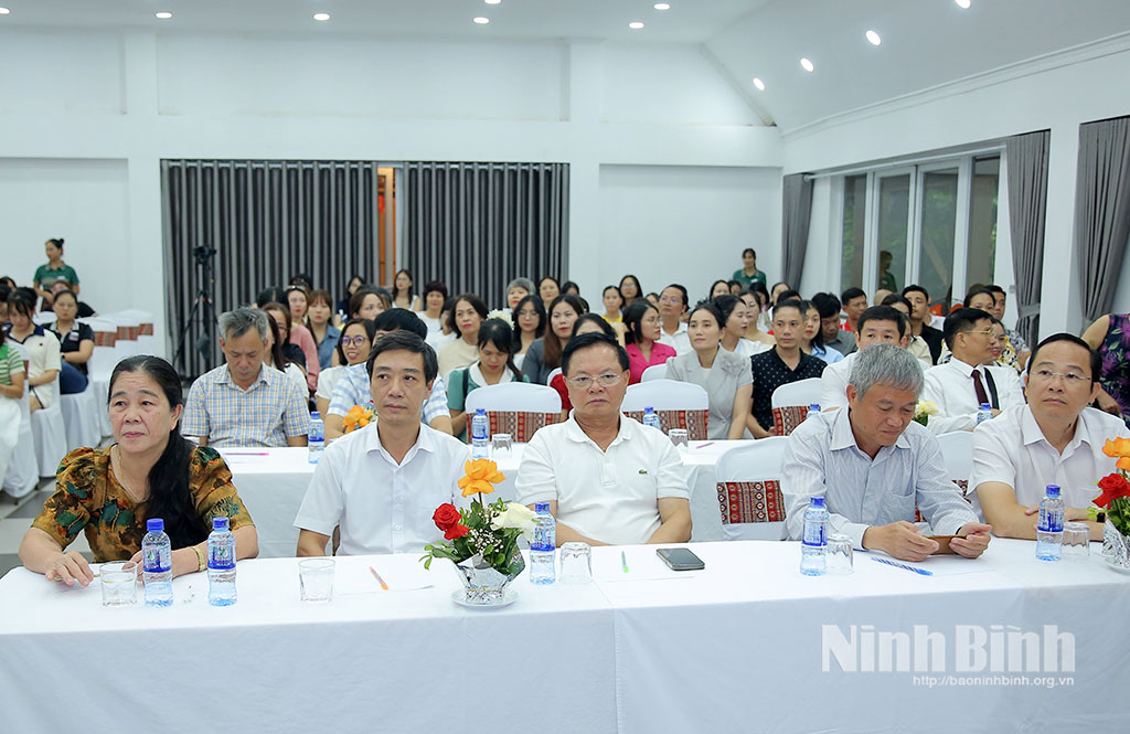 Các đại biểu tham dự chương trình.