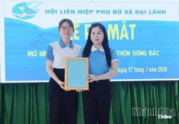 Lãnh đạo Hội Liên hiệp Phụ nữ xã trao quyết định thành lập mô hình.