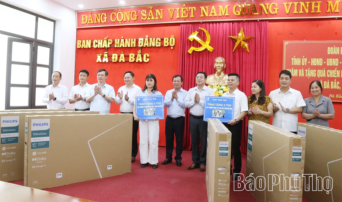 Chủ tịch HĐND tỉnh Bùi Văn Quang thăm di tích lịch sử cách mạng Tú Lý - Hiền Lương và tặng quà cán bộ tiền khởi nghĩa