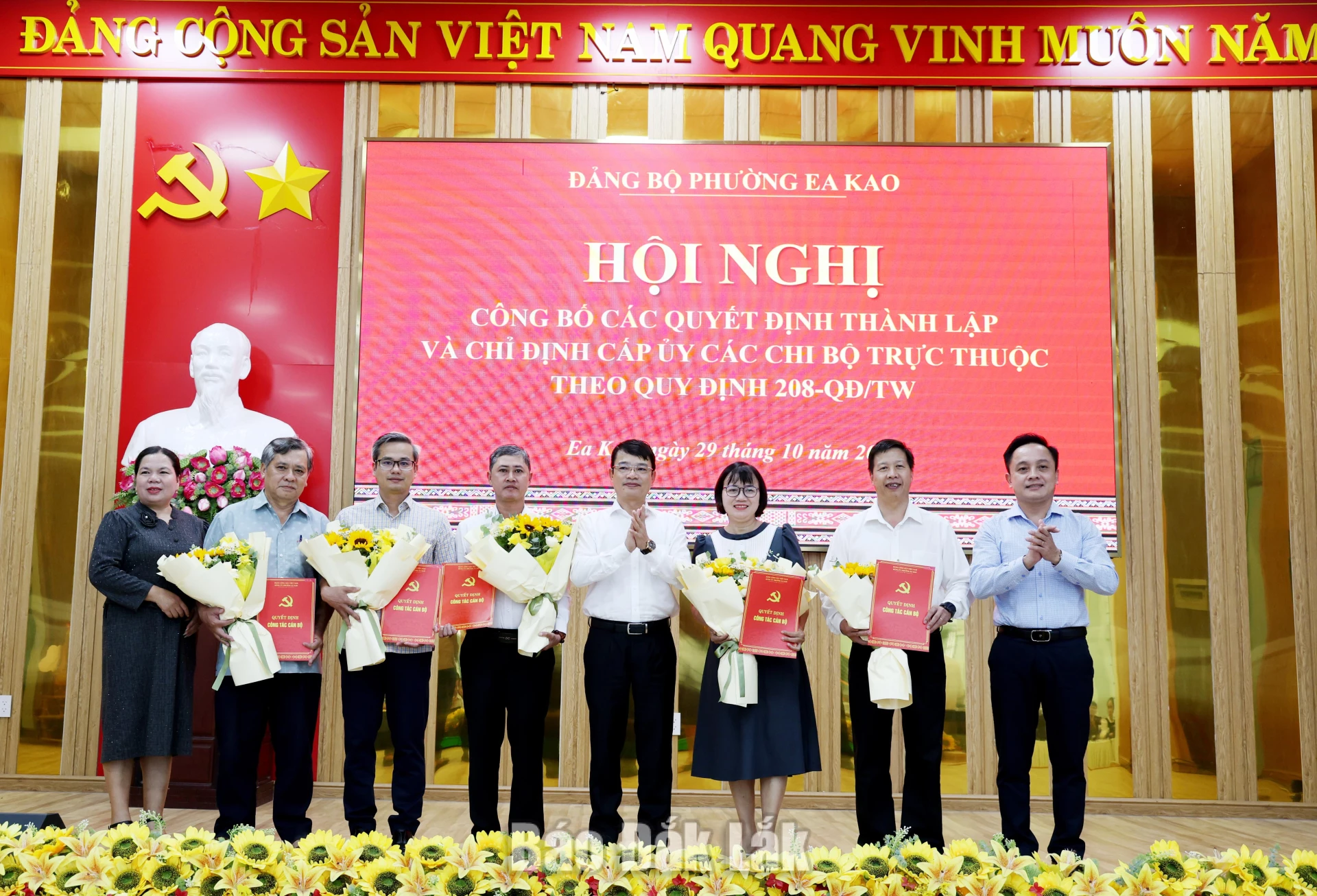 Lãnh đạo phường Ea Kao trao các quyết định thành lập 5 chi bộ trực thuộc Đảng ủy phường.