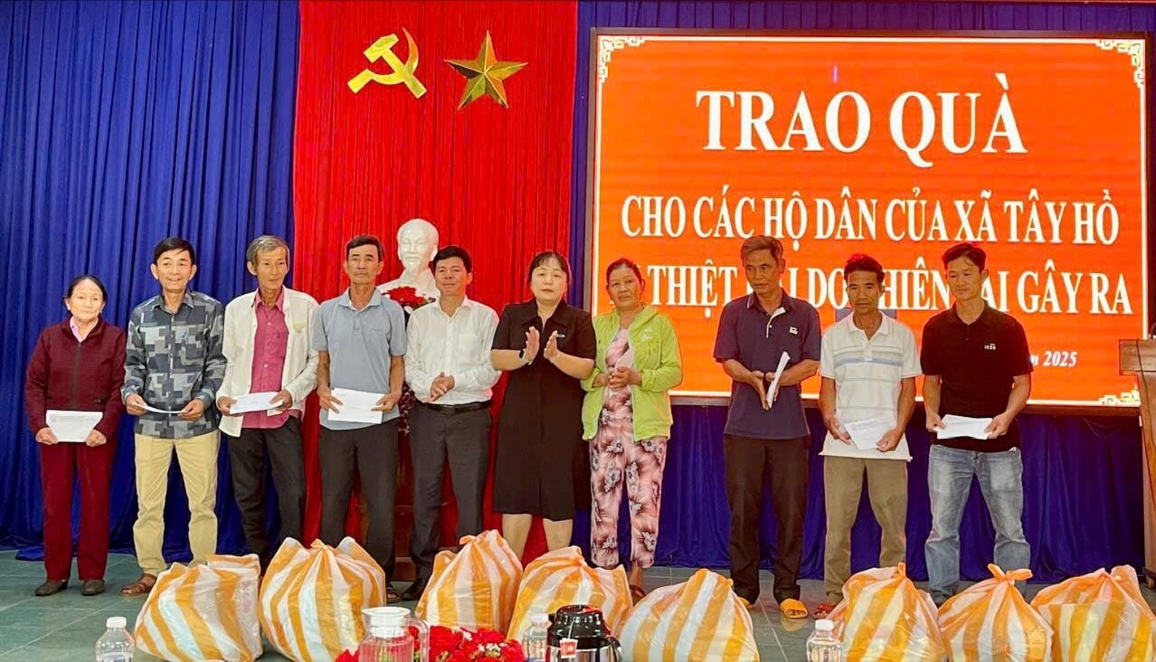 Trưởng ban Nội chính Thành ủy Võ Công Chánh trao quà cho bà con xã Tây Hồ bị thiệt hại nặng trong đợt lũ lụt vừa qua.