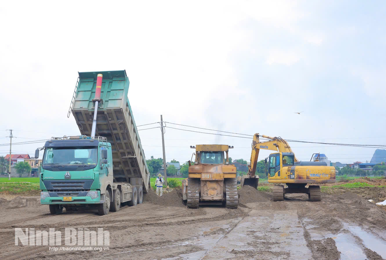 Năm 2026, Ninh Bình dành hơn 41.500 tỷ đồng chi đầu tư phát triển, tập trung hoàn thiện kết cấu hạ tầng giao thông chiến lược.(Trong ảnh: Thi công tuyến cao tốc Ninh Bình - Hải Phòng (đoạn qua tỉnh Ninh Bình). Ảnh: Anh Tuấn