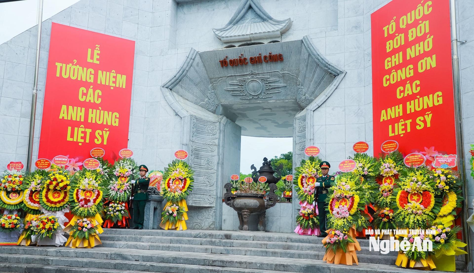 Đài tưởng niệm Nghĩa trang liệt sĩ quốc tế Việt - Lào. Ảnh: Thành Duy