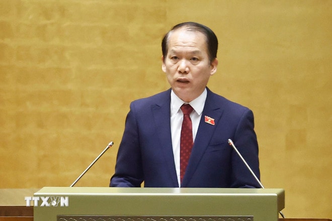 Ủy viên Ủy ban Thường vụ Quốc hội Hoàng Thanh Tùng trình bày dự thảo Nghị quyết về tổng kết công tác nhiệm kỳ 2021-2026 của Quốc hội, Chủ tịch nước, Chính phủ, Tòa án Nhân dân Tối cao, Viện Kiểm sát Nhân dân Tối cao, Kiểm toán Nhà nước. (Ảnh: Doãn Tấn/TTXVN) ttxvn-be-mac-ky-hop-thu-10-quoc-hoi-khoa-xv-11.jpg