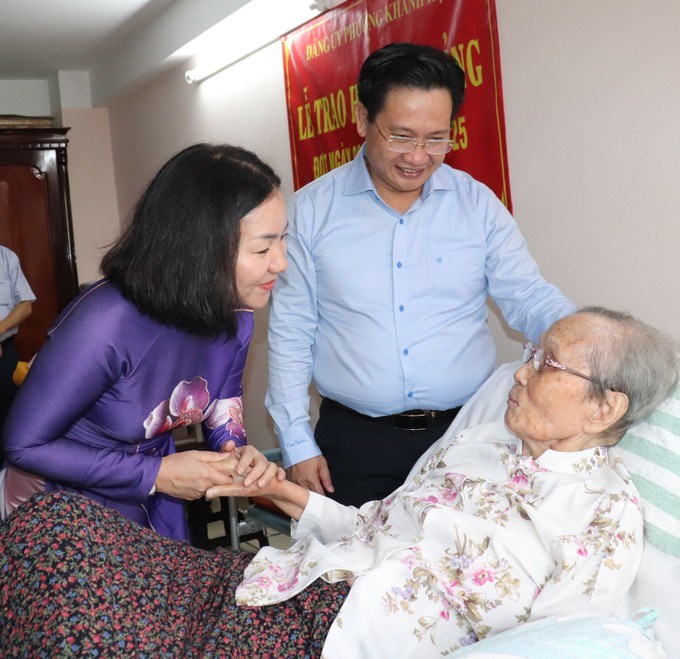 Đồng chí Trương Thị Bích Hạnh và đồng chí Lý Tấn Hòa thăm hỏi tình hình sức khỏe đồng chí Lê Thị Nhàn