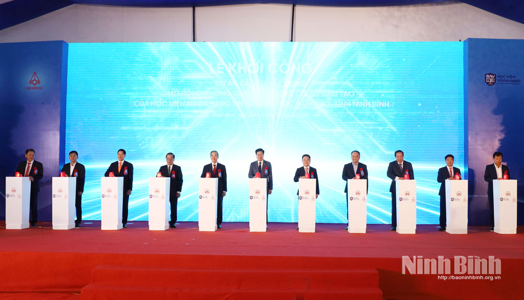 C&aacute;c đại biểu thực hiện nghi thức bấm n&uacute;t khởi c&ocirc;ng Dự &aacute;n Đầu tư x&acirc;y dựng mở rộng kh&ocirc;ng gian, x&acirc;y dựng cơ sở đ&agrave;o tạo của Học viện Ng&acirc;n h&agrave;ng tại Khu Đại học Nam Cao.