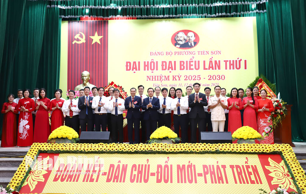 Đồng chí Phạm Quang Ngọc, Phó Bí thư Tỉnh ủy, Chủ tịch UBND tỉnh và các đại biểu chụp ảnh lưu niệm với Ban Chấp hành Đảng bộ phường Tiên Sơn nhiệm kỳ 2025 - 2030.