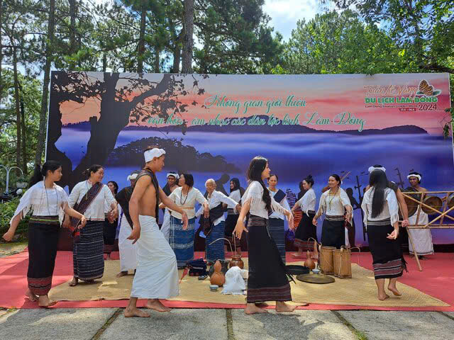 Đẩy mạnh truyền thông bảo tồn văn hóa dân tộc thiểu số gắn với phát triển du lịch bền vững - Ảnh 2. Đẩy mạnh truyền thông bảo tồn văn hóa dân tộc thiểu số gắn với phát triển du lịch bền vững - Ảnh 2.