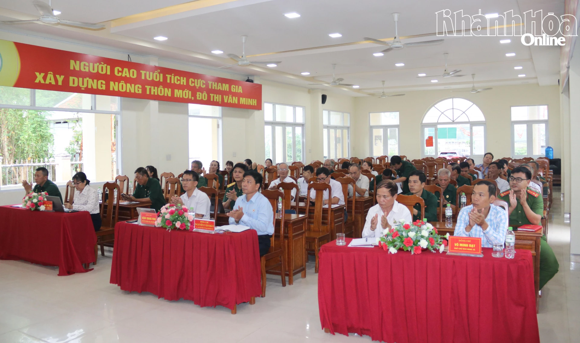Các đại biểu tham dự hội nghị.