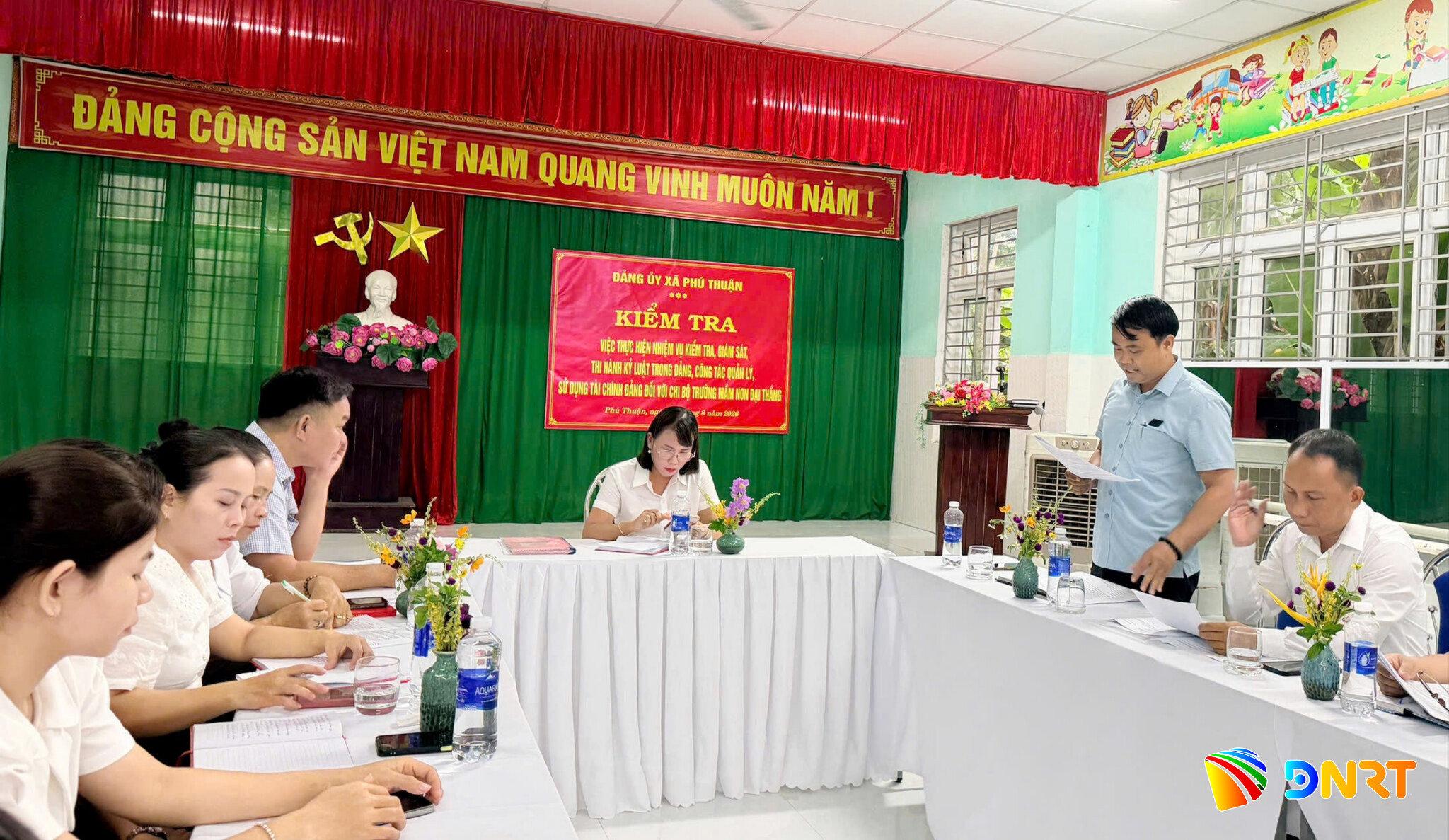 Đảng ủy xã Phú Thuận kiểm tra việc thực hiện nhiệm vụ quản lý, sử dụng tài chính Đảng đối với Chi bộ Trường Mầm non Đại Thắng. Ảnh: P.T