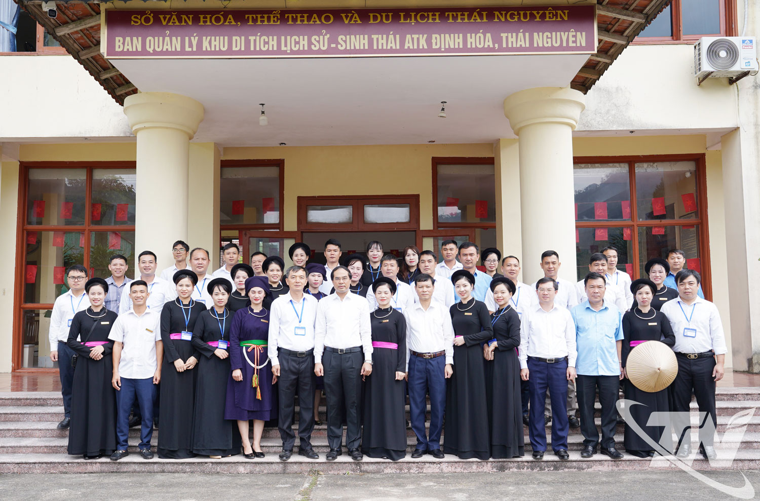 Đồng chí Bí thư Tỉnh ủy Trịnh Xuân Trường chụp ảnh lưu niệm cùng các đại biểu.