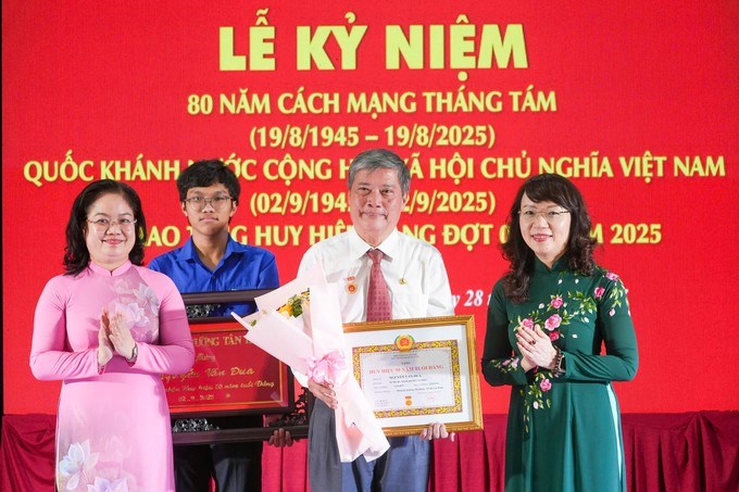 Trưởng Ban Nội chính Thành ủy TPHCM Nguyễn Thị Mỹ Hằng trao Huy hiệu 50 năm tuổi Đảng đến đồng chí Nguyễn Văn Đua
