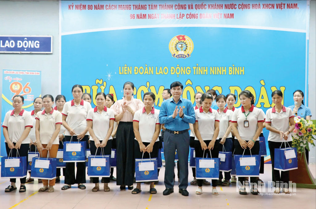 Đồng chí Nguyễn Hải Long, Tỉnh ủy viên, Phó Chủ tịch Ủy ban MTTQ Việt Nam tỉnh, Chủ tịch LĐLĐ tỉnh trao quà cho công nhân lao động Công ty TNHH Great Global International (xã Gia Vân). Ảnh: Hồng Ngọc