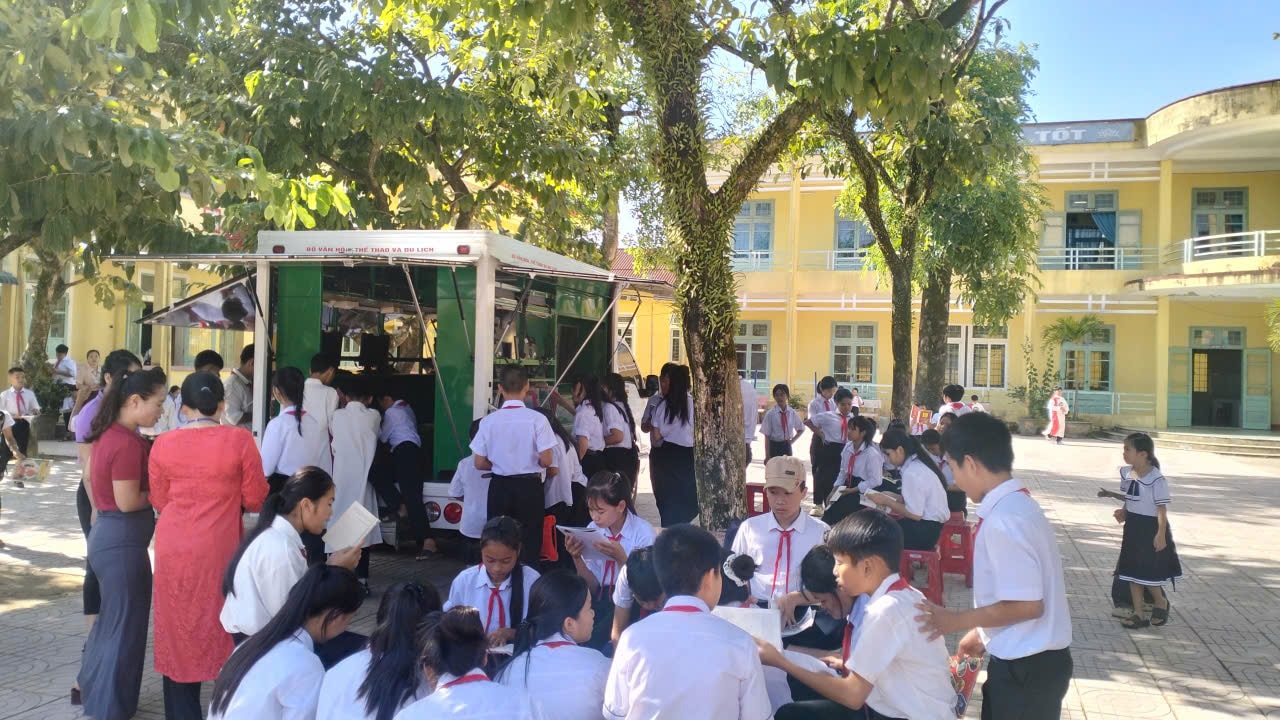 Quảng Trị: Thư viện lưu động khơi dậy tinh thần đọc sách trong cộng đồng - Ảnh 1.