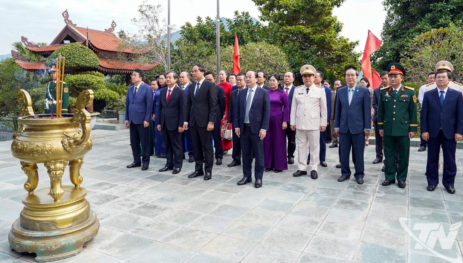 Đồng chí Bí thư Tỉnh ủy Trịnh Xuân Trường dẫn đầu Đoàn đại biểu dự Đại hội Thi đua yêu nước tỉnh Thái Nguyên lần thứ I (giai đoạn 2025 - 2030) đến dâng hương tưởng niệm Chủ tịch Hồ Chí Minh tại Nhà tưởng niệm Người trên đỉnh Đèo De, xã Phú Đình.