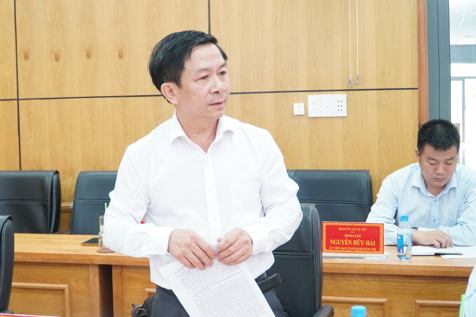 Chủ tịch Ủy ban MTTQ xã Cư Jút Nguyễn Kim Đức trao đổi nội dung liên quan đến tổ chức MTTQ và các tổ chức thành viên