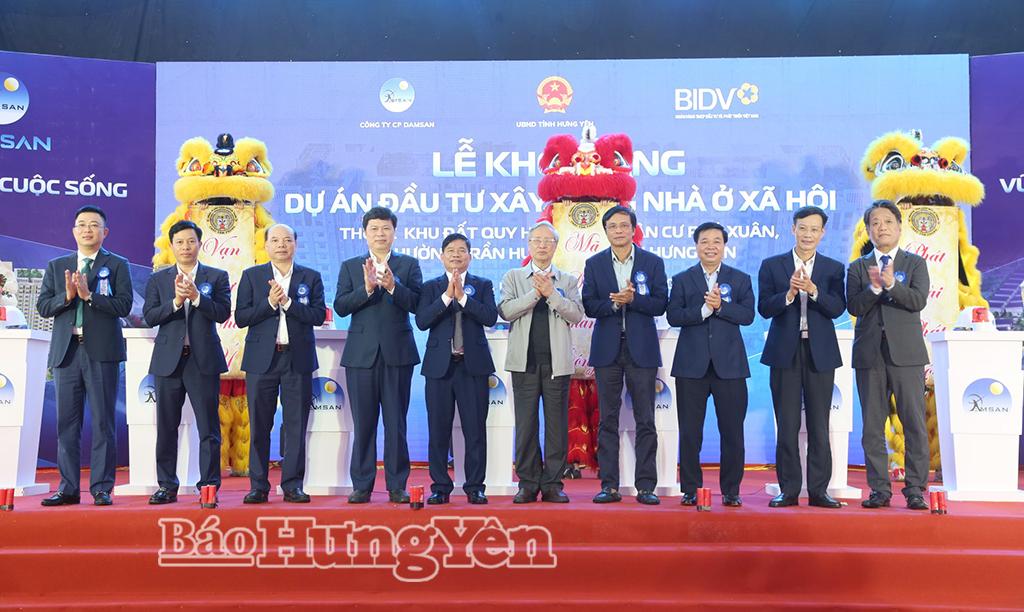 Đồng chí Trần Quốc Vượng, nguyên Ủy viên Bộ Chính trị, nguyên Thường trực Ban Bí thư và các đại biểu chúc mừng thành công lễ khởi công dự án.