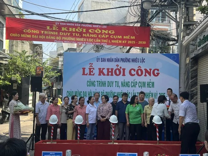 Đông đảo người dân tham dự lễ khởi công. (Ảnh: SGGP)