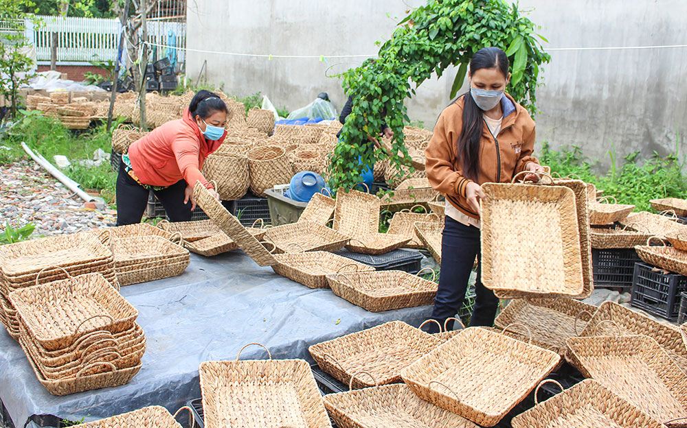 Phụ nữ tham gia sản xuất, gia công các sản phẩm từ lục bình tại HTX Phương Mai (phường Nguyệt Hóa). Ảnh: NGỌC XOÀN