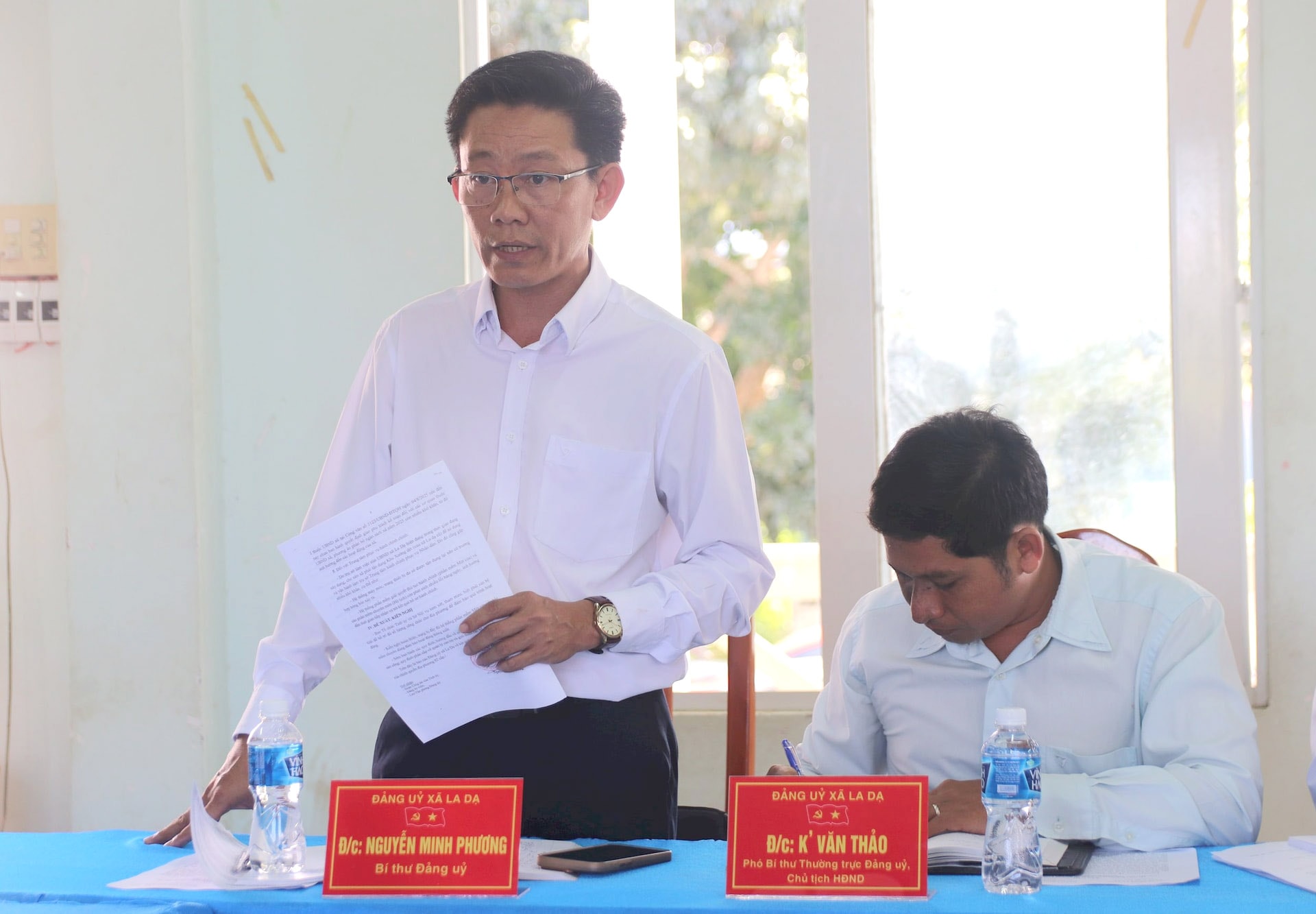 dong-chi-nguyen-minh-phuong-bi-thu-dang-uy-xa-la-da-bao-cao-tai-buoi-lam-viec(1).jpg