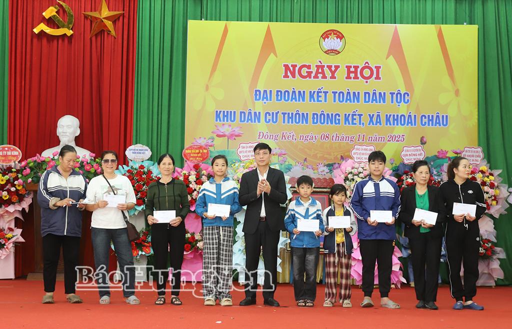 Lãnh đạo xã Khoái Châu tặng quà cho các học sinh có hoàn cảnh khó khăn. Ảnh: Nguyễn Quỳnh