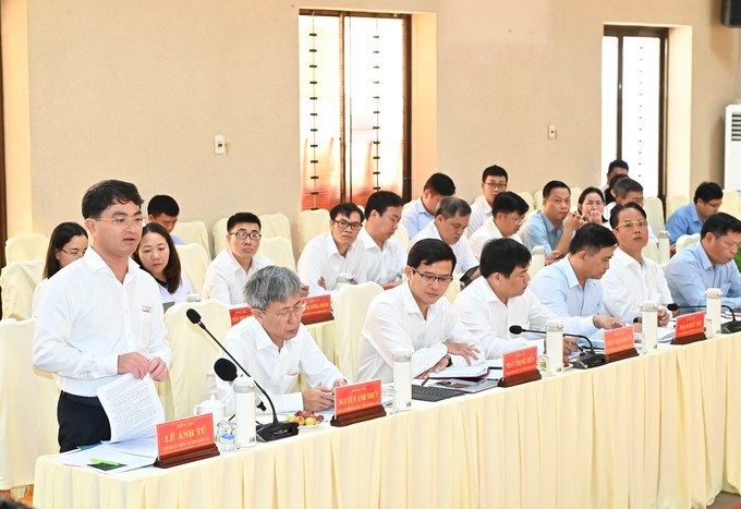 Đồng chí Lê Anh Tú báo cáo với đoàn công tác. (Ảnh SGGP)