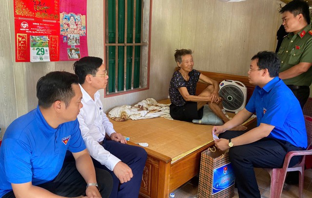 Tuổi trẻ Cơ quan tham mưu, giúp việc của Đảng ủy Chính phủ tri ân gia đình có công với cách mạng- Ảnh 4.
