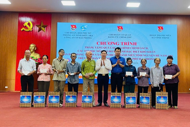 Tuổi trẻ Cơ quan tham mưu, giúp việc của Đảng ủy Chính phủ tri ân gia đình có công với cách mạng- Ảnh 2.