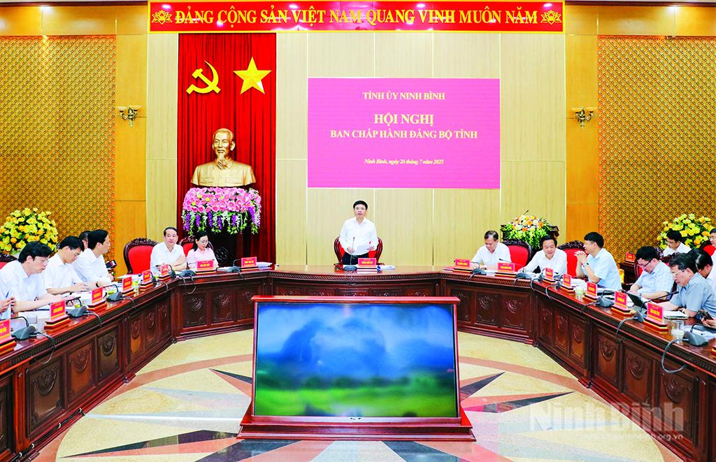 Đồng chí Trương Quốc Huy, Bí thư Tỉnh ủy, Trưởng Đoàn đại biểu Quốc hội tỉnh phát biểu tại Hội nghị Ban Chấp hành Đảng bộ tỉnh.