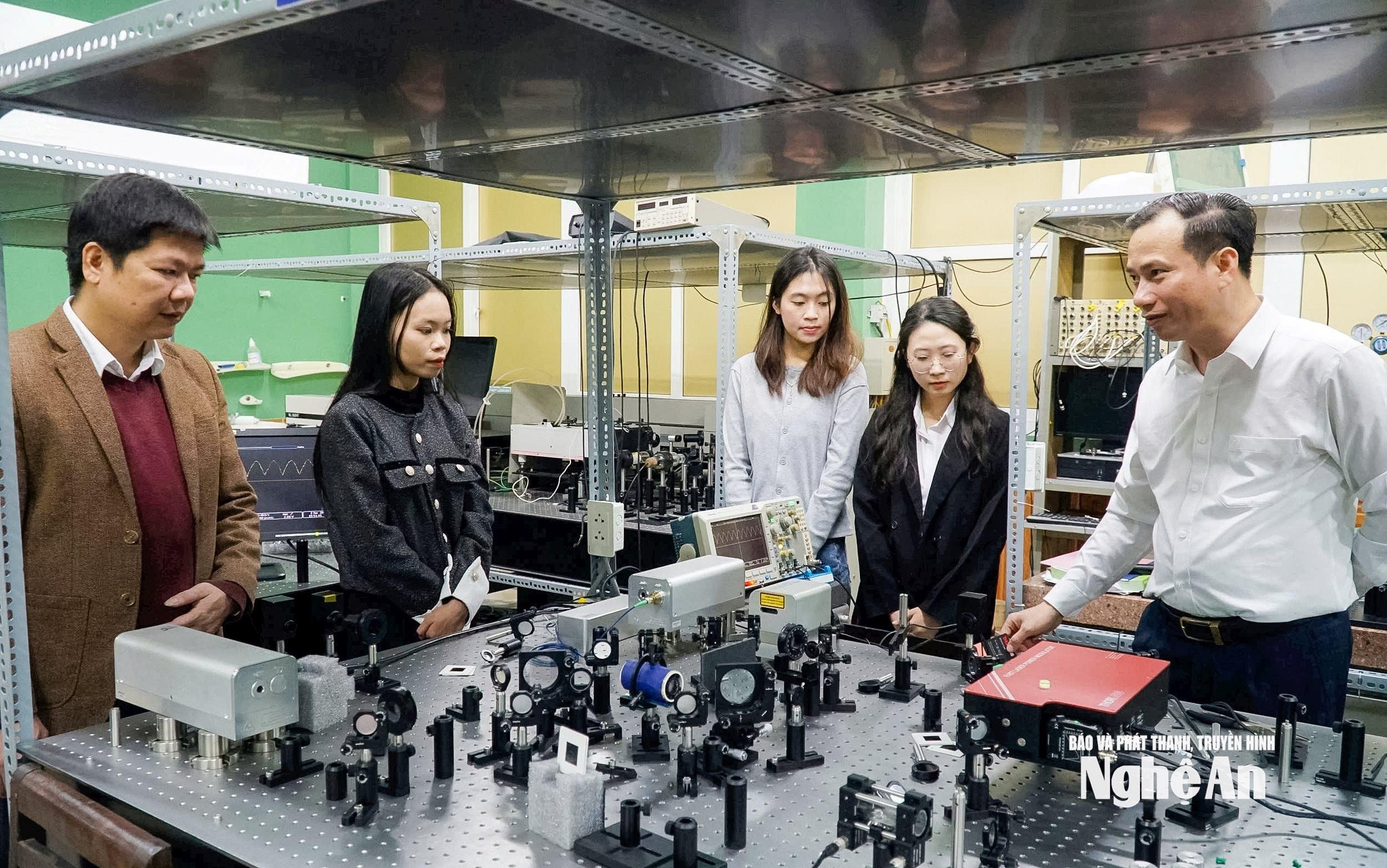 Các giảng viên của Trường Đại học Vinh hướng dẫn nhóm sinh viên Khoa Sư phạm Vật lý trong quá trình thực hiện dự án. Ảnh: PV