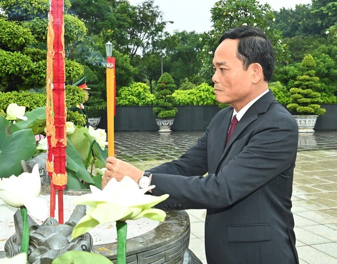 Đồng chí Trần Lưu Quang dâng hương tưởng nhớ các Anh hùng liệt sĩ. (Ảnh: SGGP)
