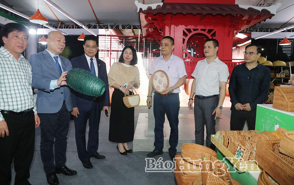 Các đại biểu tham quan một số gian hàng đặc sắc tại Hội chợ.