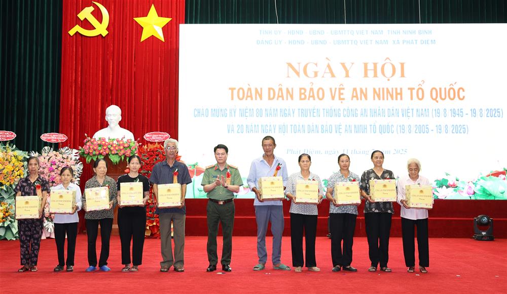 Đại tá Nguyễn Hữu Mạnh trao 10 suất quà của Công an tỉnh tặng các gia đình có hoàn cảnh khó khăn trên địa bàn xã Phát Diệm.