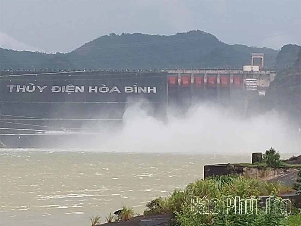 Đóng 1 cửa xả đáy Thủy điện Hòa Bình vào lúc 11 giờ ngày 22/10