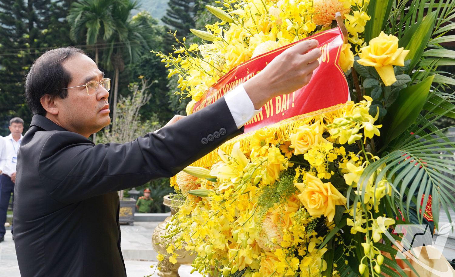 Đồng chí Bí thư Tỉnh ủy Trịnh Xuân Trường chỉnh vòng hoa trước khi vào dâng hương.