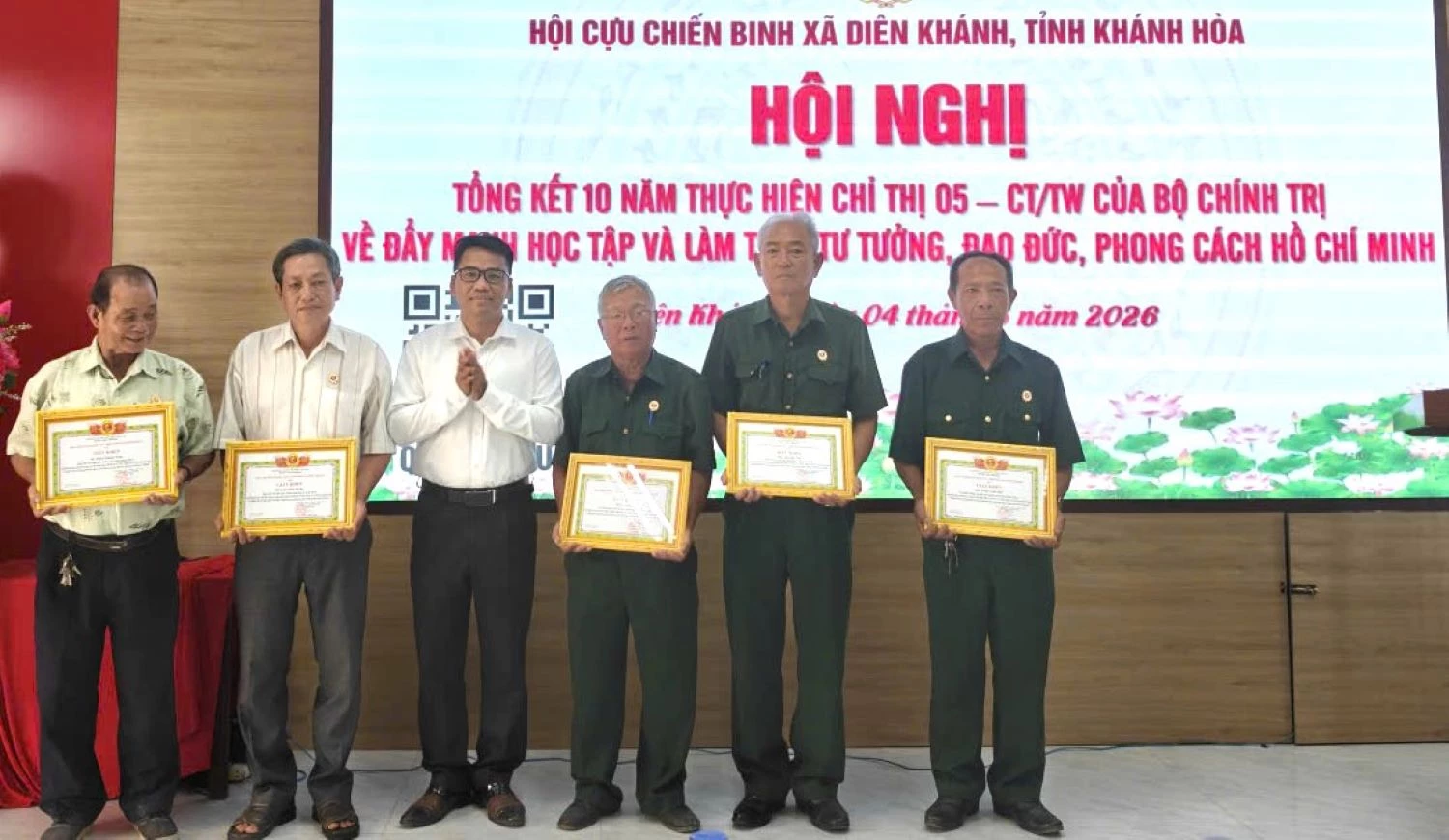 Lãnh đạo Ủy Ban MTTQ Việt Nam xã trao giấy khen cho các cá nhân có thành tích xuất sắc.