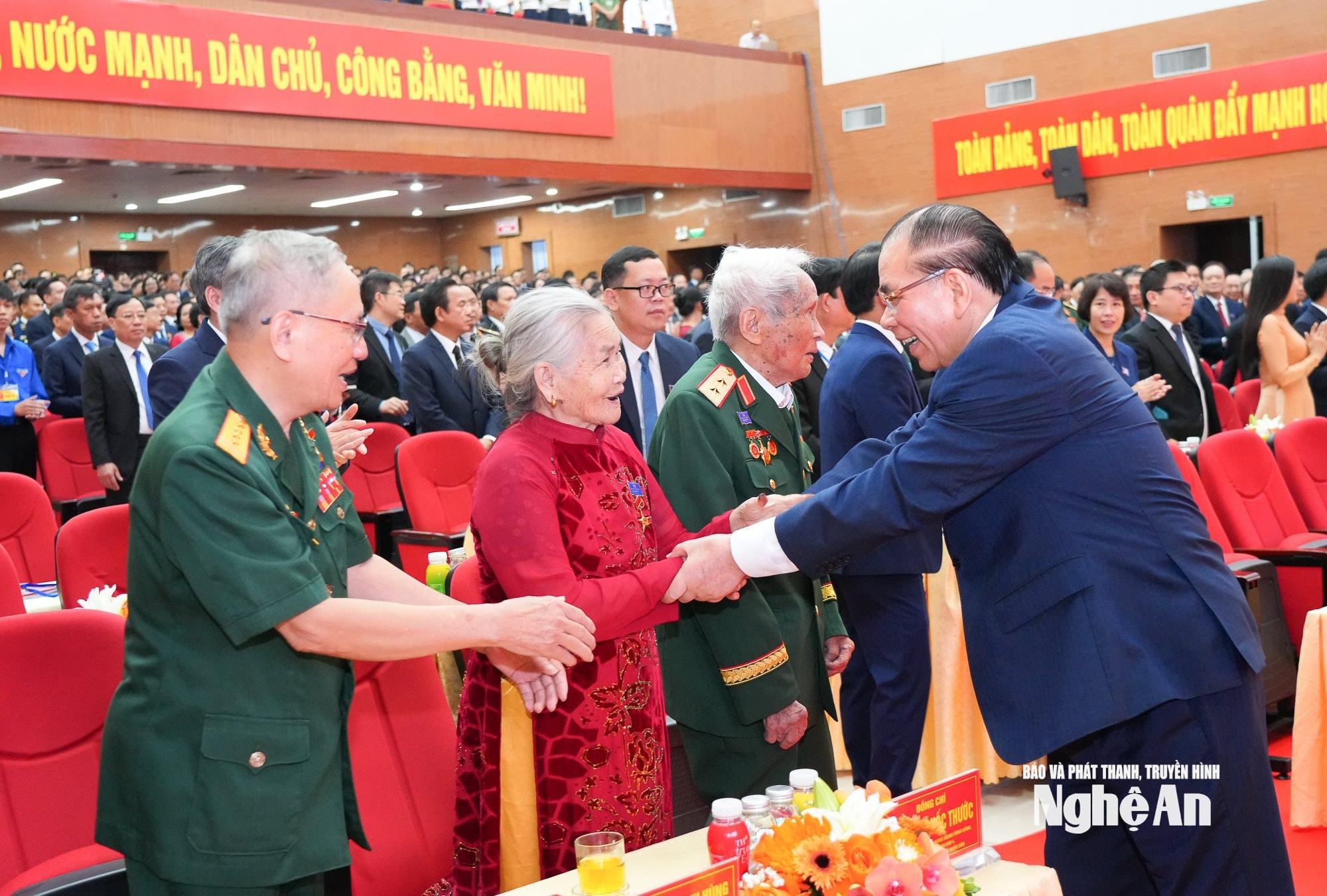 Đồng chí Nông Đức Mạnh - nguyên Tổng Bí thư Ban Chấp hành Trung ương Đảng Cộng sản Việt Nam thăm hỏi các Mẹ Việt Nam anh hùng, Anh hùng Lực lượng vũ trang nhân dân, Anh hùng Lao động về dự Đại hội.