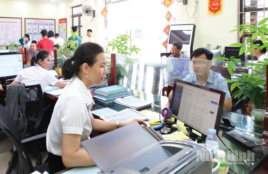 Cán bộ xã Giao Bình giải quyết thủ tục hành chính cho người dân.