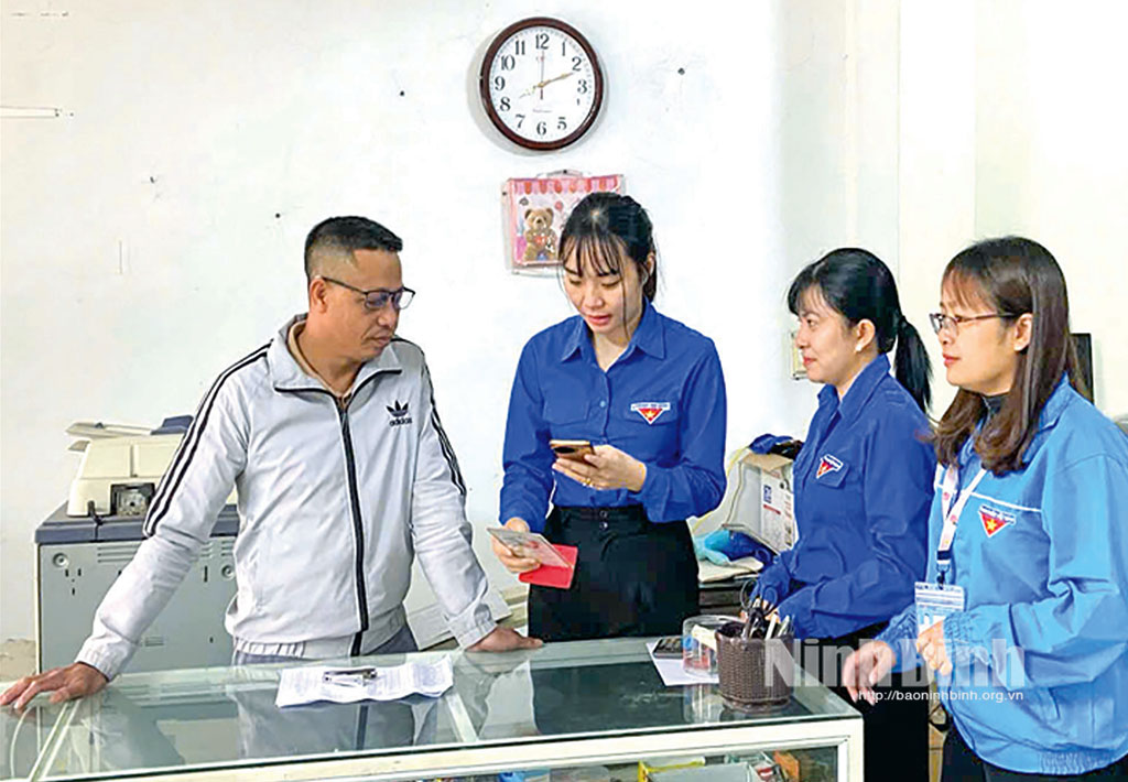 Đoàn thanh niên xã Yên Hoà (Yên Mô) tuyên truyền, hướng dẫn thanh toán không dùng tiền mặt tại hộ kinh doanh trên địa bàn xã.