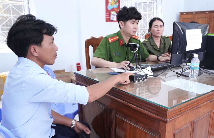 Công an xã Vạn Ninh thực hiện kích hoạt tài khoản định danh điện tử mức 2 cho công dân.