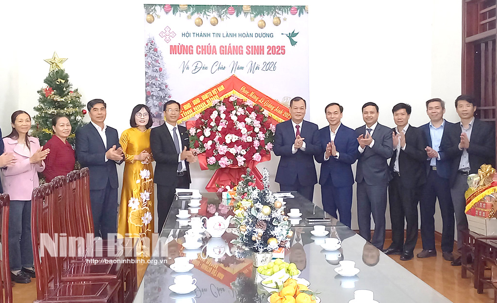 Đồng chí Lê Quốc Chỉnh, Phó Bí thư Tỉnh ủy, Chủ tịch HĐND tỉnh tặng hoa chúc mừng Hội thánh Tin lành Hoàn Dương nhân dịp Lễ Giáng sinh 2025.