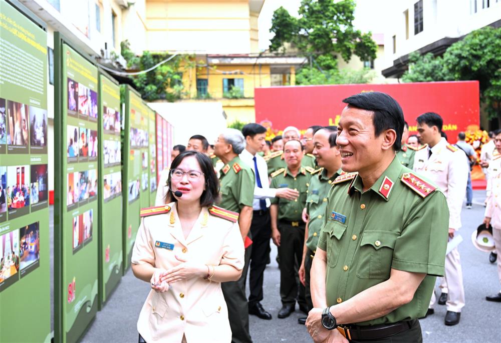Bộ trưởng Lương Tam Quang và các đại biểu cùng nhìn lại quá trình xây dựng, chiến đấu và trưởng thành của Cục An ninh đối ngoại.