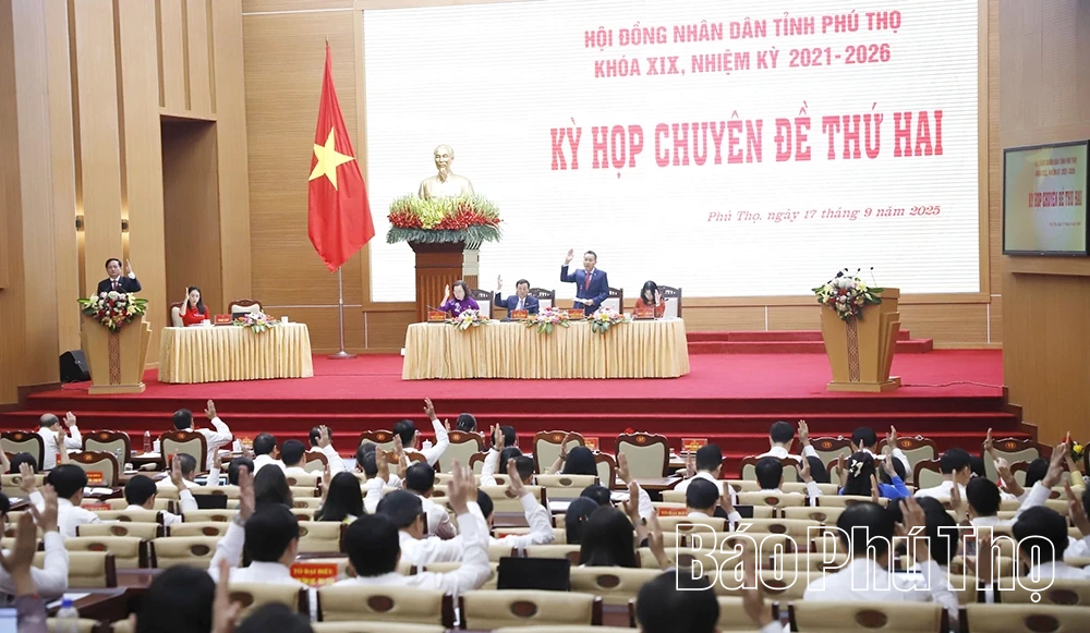 Thông qua 12 Nghị quyết quan trọng