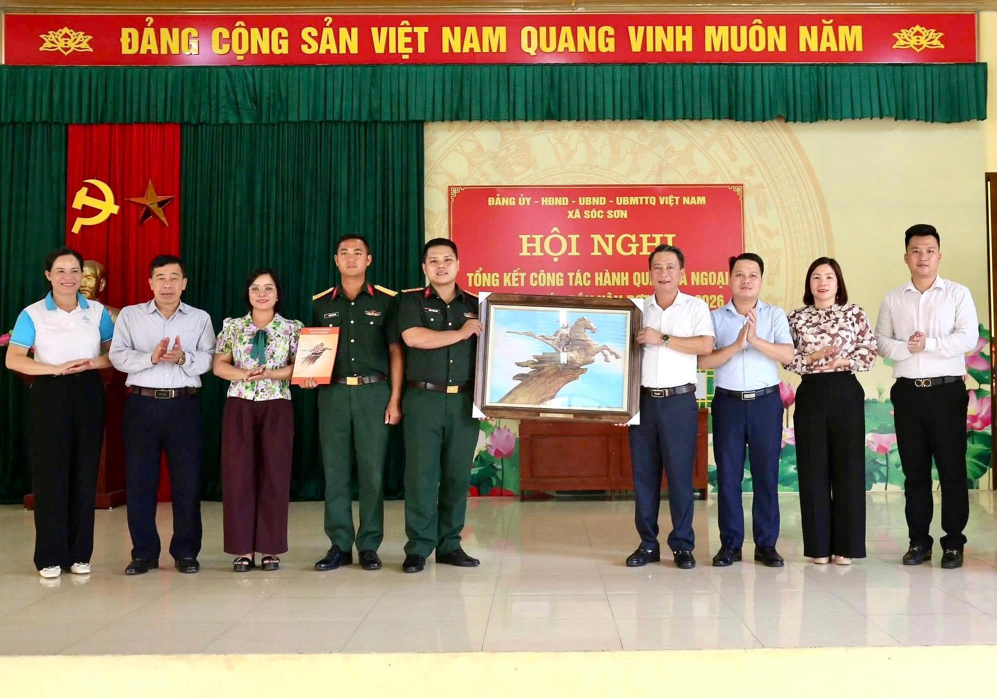 Thường trực Đảng uỷ xã Sóc Sơn tặng bức tranh cảm ơn sự sẻ chia, giúp đỡ của cán bộ, chiến sĩ Tiểu đoàn Trinh sát (Bộ Tư lệnh Thủ đô Hà Nội). Ảnh: CTV.