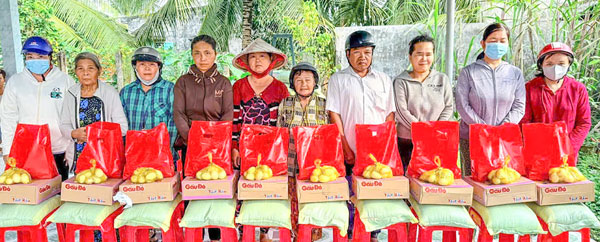 Vận động nguồn lực chăm lo cho người dân.