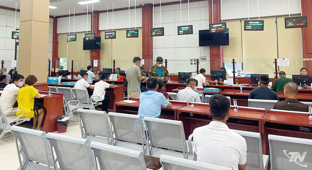 Người dân đến làm các thủ tục hành chính tại Trung tâm Phục vụ hành chính công của tỉnh được phục vụ chu đáo, thuận lợi.
