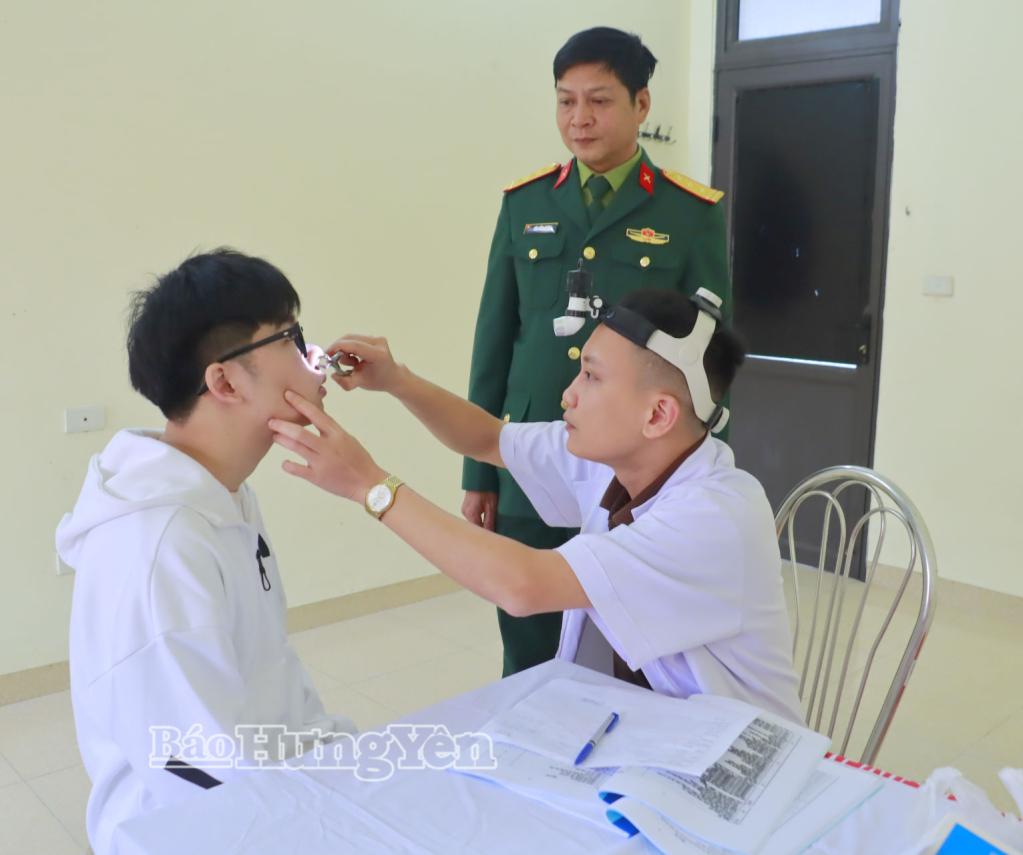 Thanh niên xã Đông Hưng tham gia khám tuyển sức khỏe nghĩa vụ quân sự.