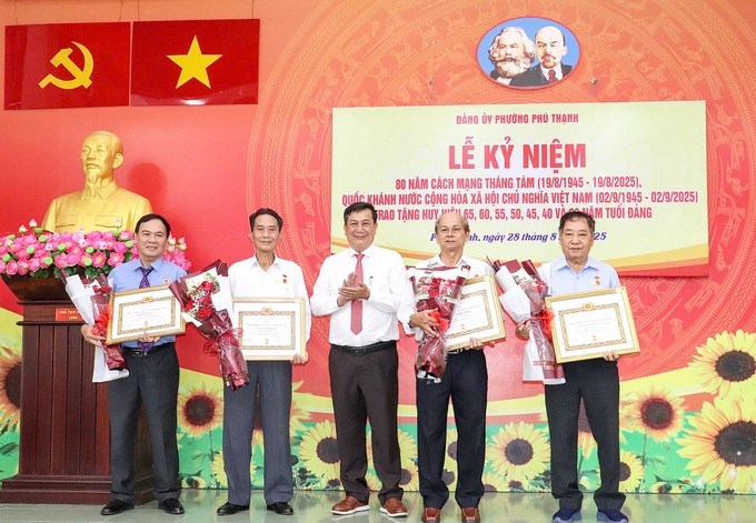 Chủ tịch UBND phường Phú Thạnh Phan Sĩ Đạt trao Huy hiệu Đảng đến đảng viên