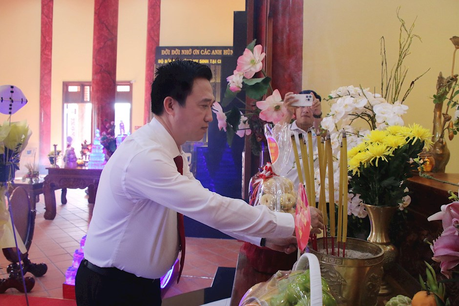 Đồng chí Đặng Minh Thông dâng hương tại đền thờ Anh hùng liệt sĩ Chiến khu Rừng Sác